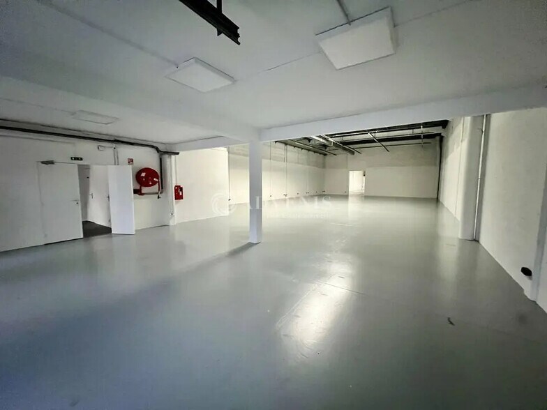 Light Industrial in Éragny to rent - Interior Photo - Image 2 of 13