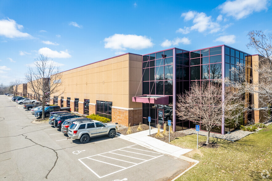 2215-2235 Highway 36 W, Roseville, MN for rent - Building Photo - Image 1 of 9