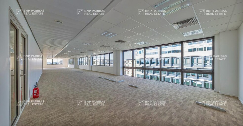 2 Place Du General De Gaulle, Antony to rent - Interior Photo - Image 2 of 5