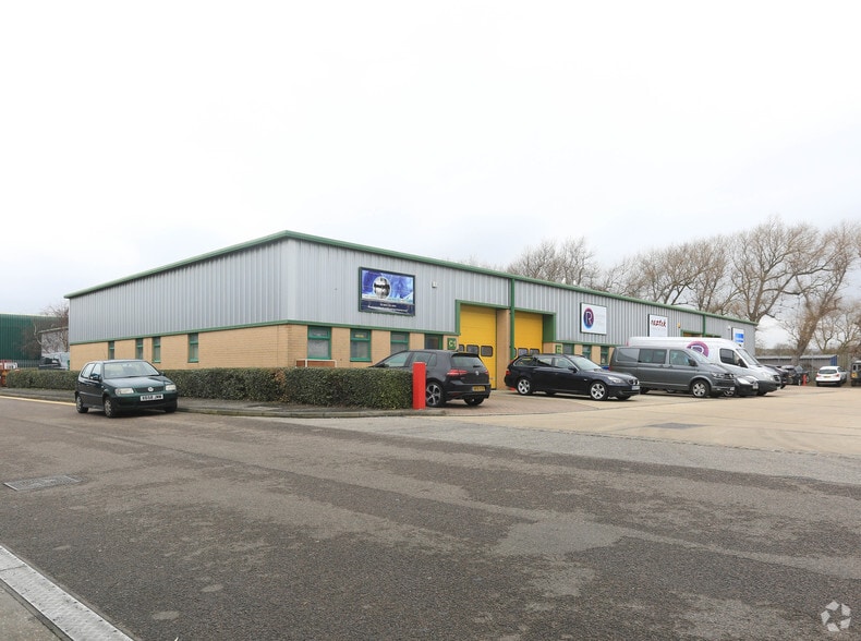 Evershed Way, Shoreham By Sea to rent - Primary Photo - Image 1 of 3