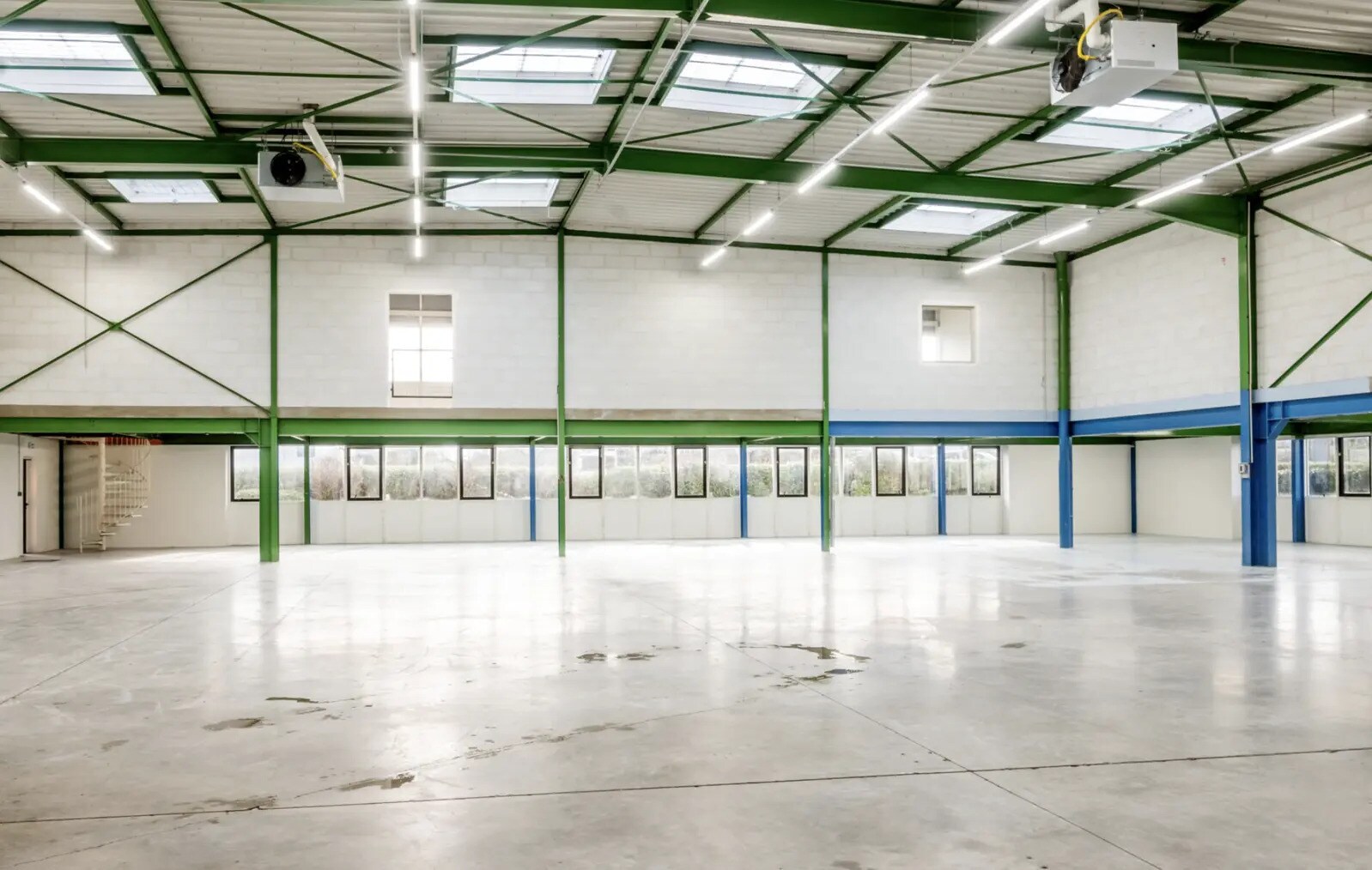 Light Industrial in Saint-Thibault-des-Vignes to rent Building Photo- Image 1 of 9