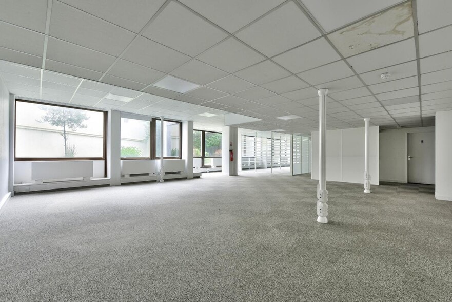 Office in Saint-Cloud to rent - Interior Photo - Image 1 of 8