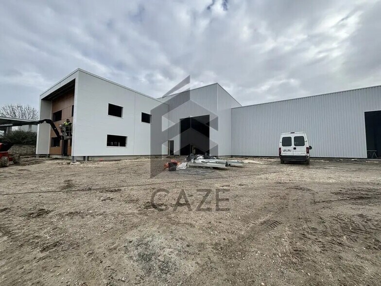 Industrial in Bassens to rent - Building Photo - Image 1 of 6