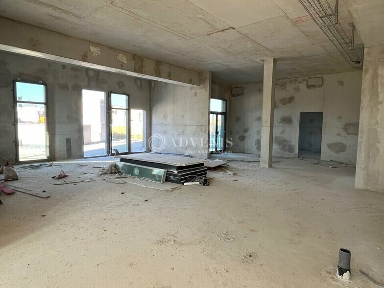 Retail in Serris to rent - Interior Photo - Image 3 of 7