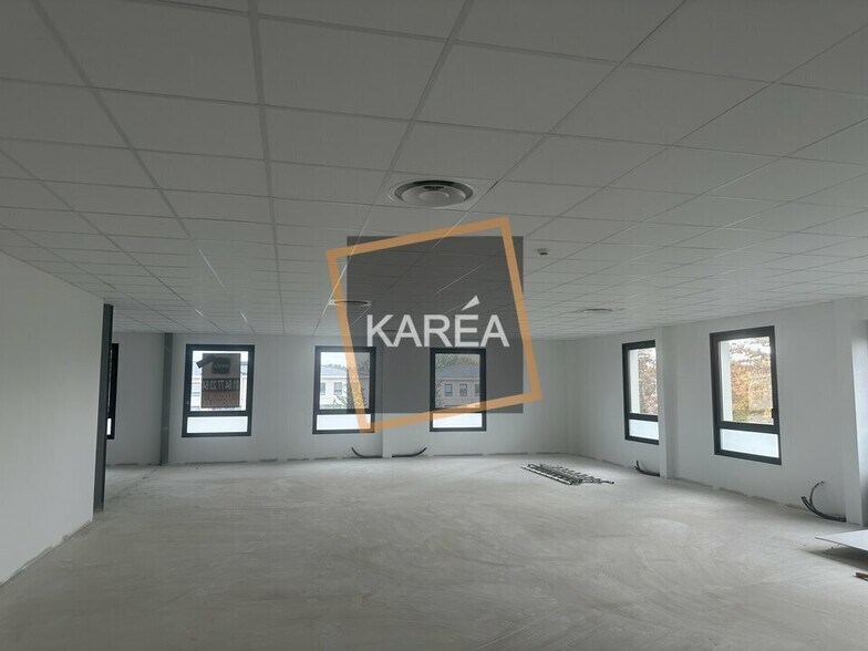 Light Industrial in Serris to rent - Interior Photo - Image 3 of 5