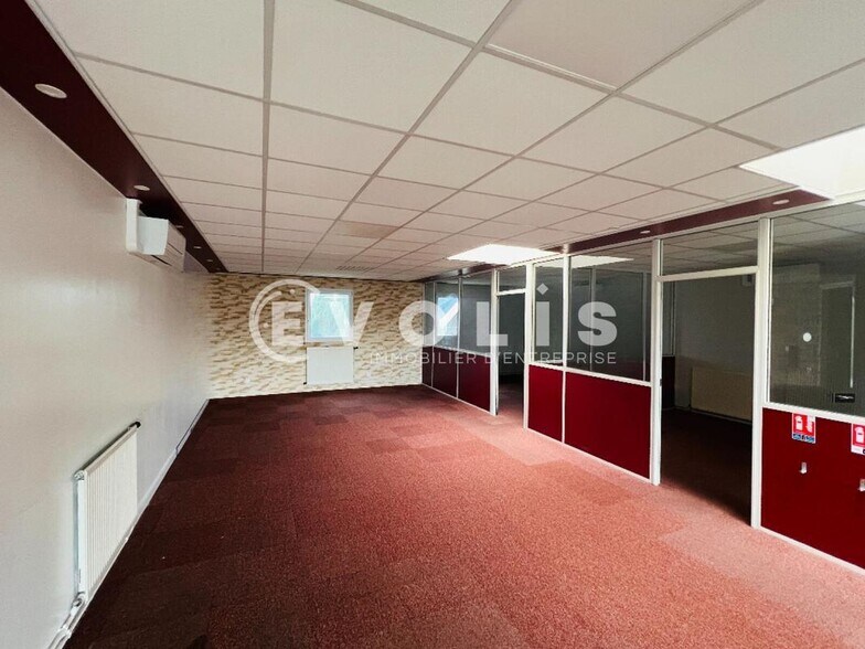 Office in Savigny-le-Temple to rent - Interior Photo - Image 2 of 6