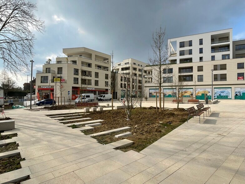 Retail in Antony to rent - Building Photo - Image 3 of 4