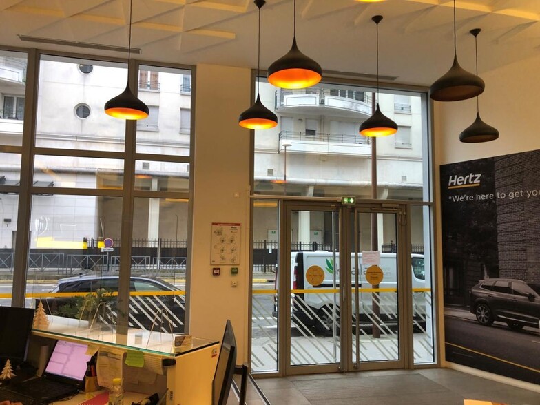 Office in Montigny-le-Bretonneux to rent - Interior Photo - Image 2 of 2