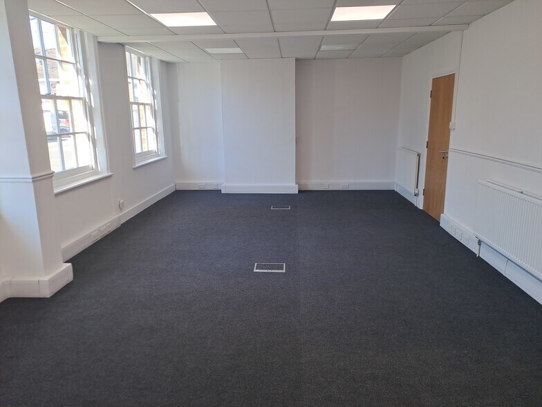 15 The Broadway, Hatfield to rent - Building Photo - Image 3 of 6