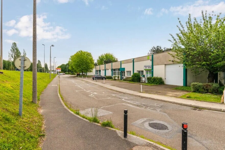 1 Rue Eugène Hénaff, Trappes to rent - Primary Photo - Image 2 of 4