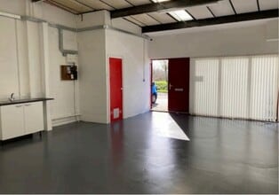 1-19 Bessemer Cres, Aylesbury to rent Interior Photo- Image 2 of 4