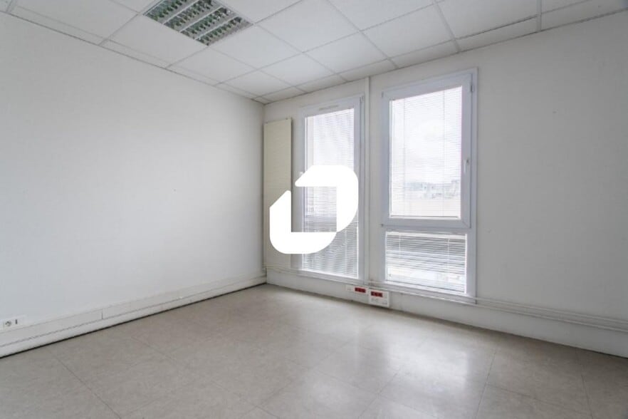 Office in Savigny Le Temple for sale - Interior Photo - Image 3 of 8