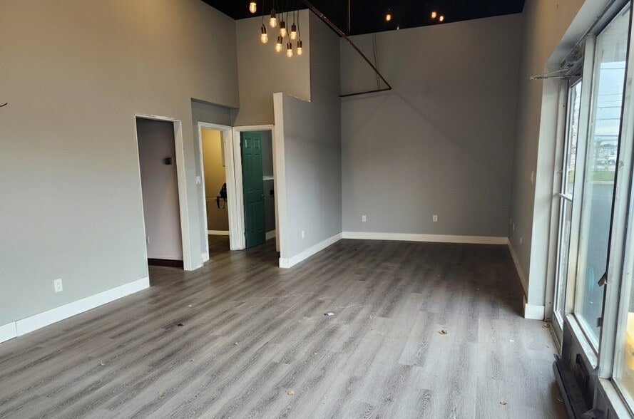 1 Hiscott St, St Catharines, ON to rent - Building Photo - Image 3 of 14