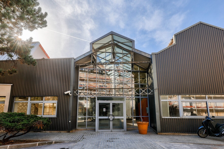 Light Industrial in Malakoff to rent - Primary Photo - Image 1 of 2