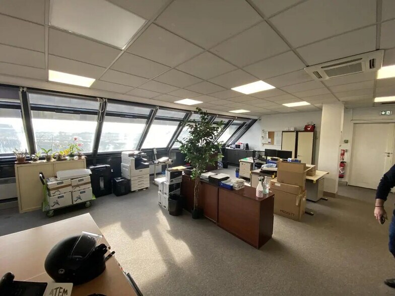 Light Industrial in Pantin to rent - Building Photo - Image 2 of 5