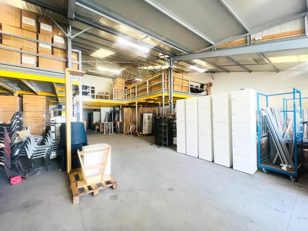 Industrial in Aulnay-sur-Mauldre for sale Interior Photo- Image 1 of 9