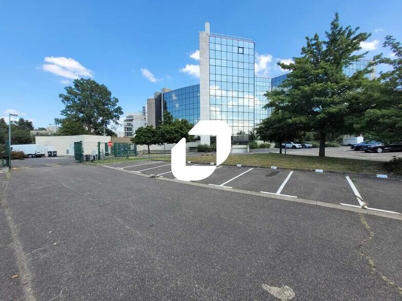 Office in Évry-Courcouronnes to rent - Primary Photo - Image 2 of 4