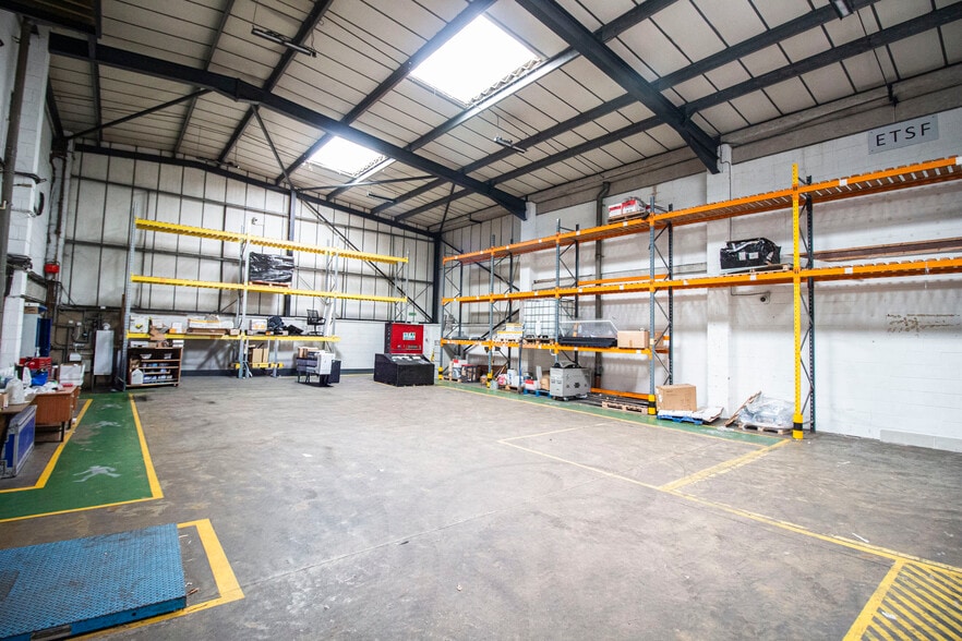 Poyle Rd, Slough to rent - Building Photo - Image 2 of 3