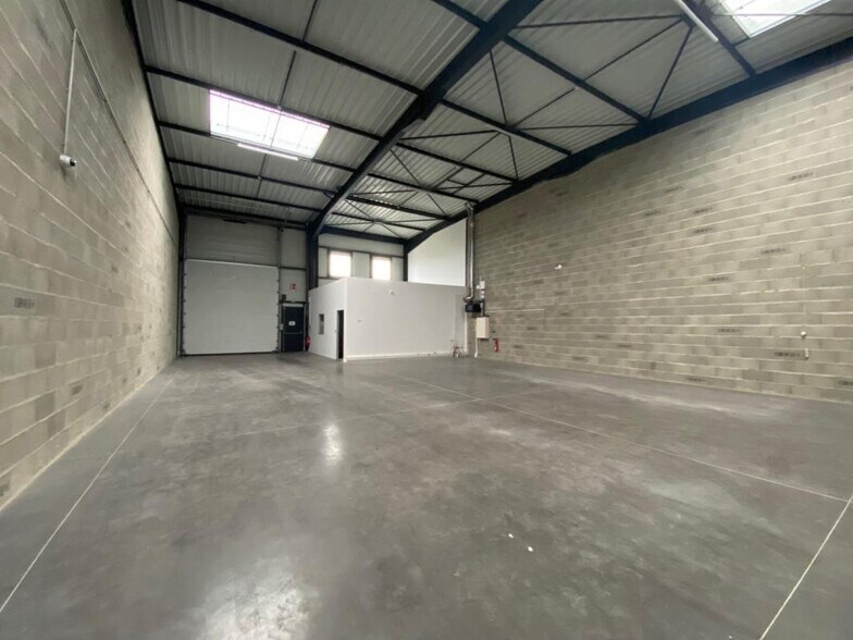Light Industrial in Corbas for sale - Interior Photo - Image 2 of 8