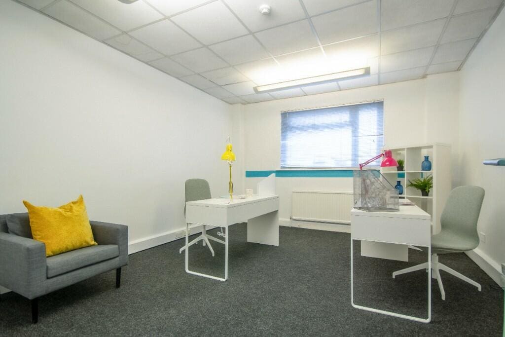 4-6 Wadsworth Rd, Greenford to rent Interior Photo- Image 1 of 3