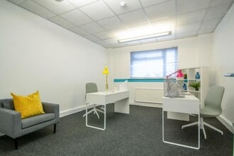 4-6 Wadsworth Rd, Greenford to rent Interior Photo- Image 1 of 3