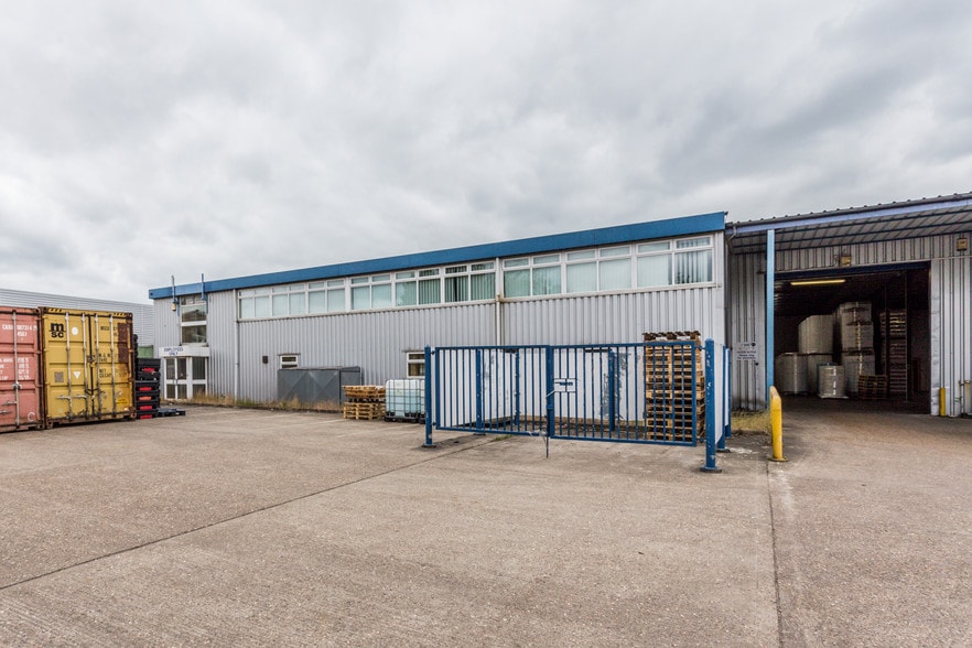 304a-304b Pywell Rd, Corby for sale - Building Photo - Image 3 of 14