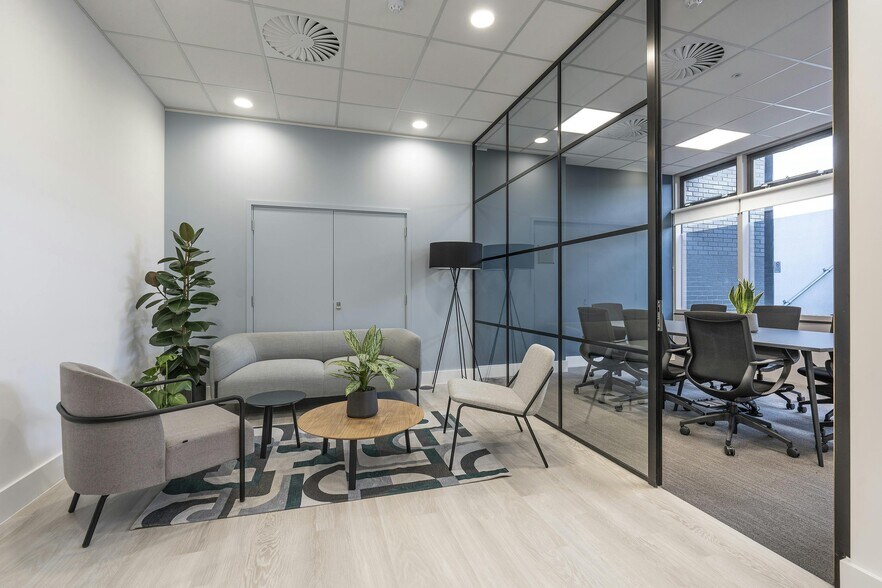 Cain Rd, Bracknell to rent - Interior Photo - Image 2 of 43