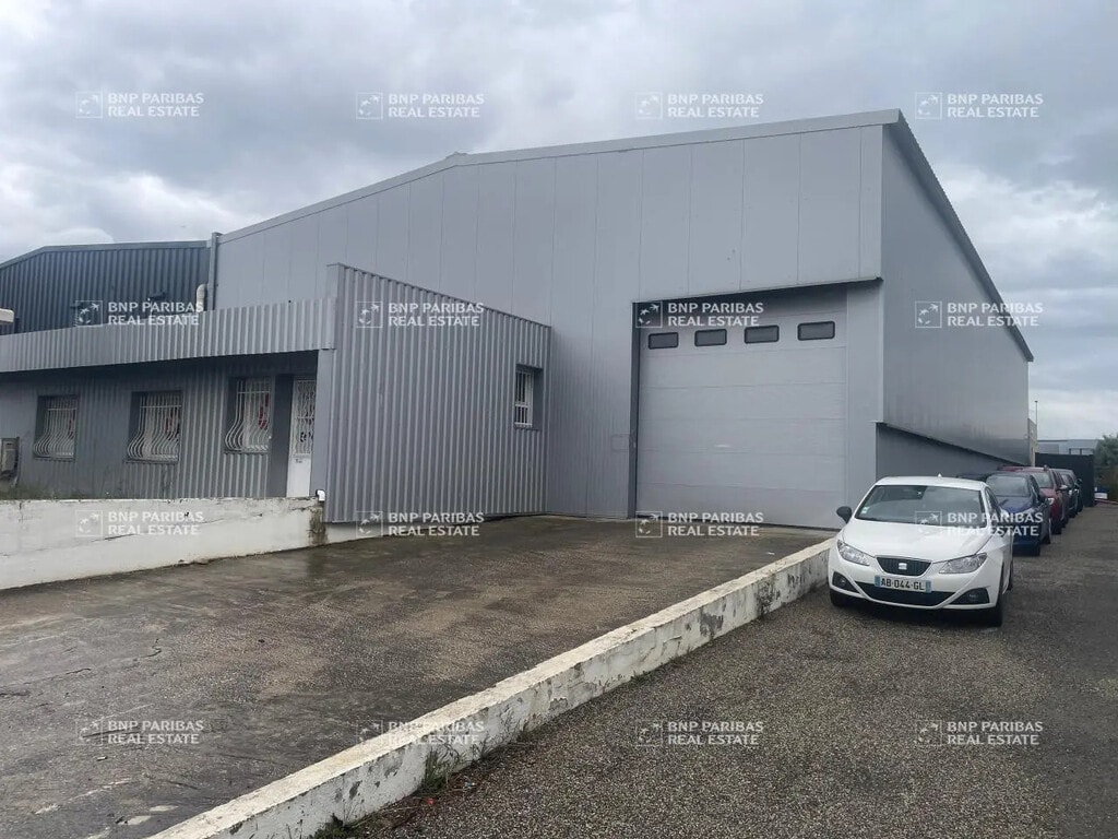 Location Local d'activités 700 m² - Photo 1
