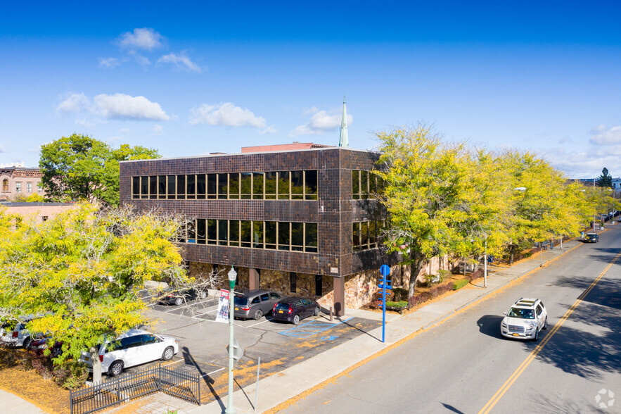 1801 6th Ave, Troy, NY for rent - Building Photo - Image 1 of 8