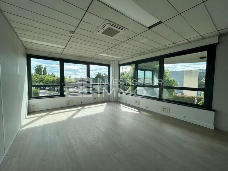 Light Industrial in Le Mesnil-Amelot to rent - Building Photo - Image 3 of 9