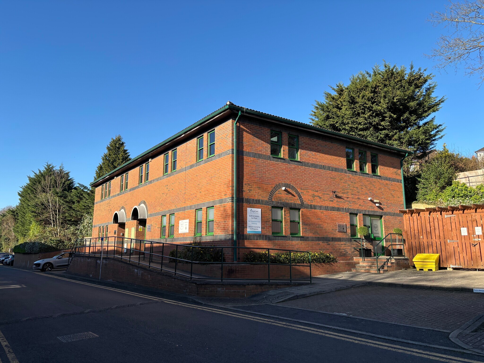 9 Shenley Hl, Radlett to rent Building Photo- Image 1 of 8