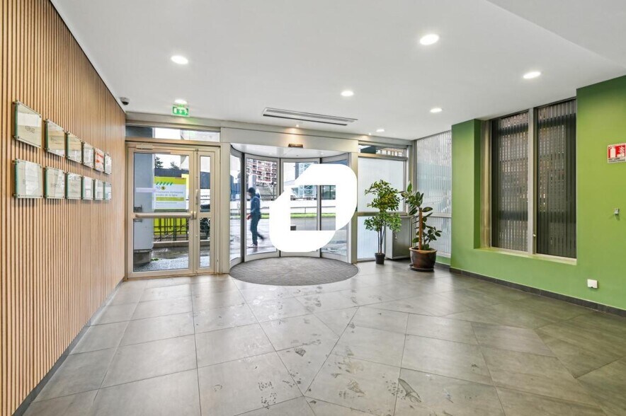 Office in Boulogne-Billancourt to rent - Lobby - Image 2 of 14