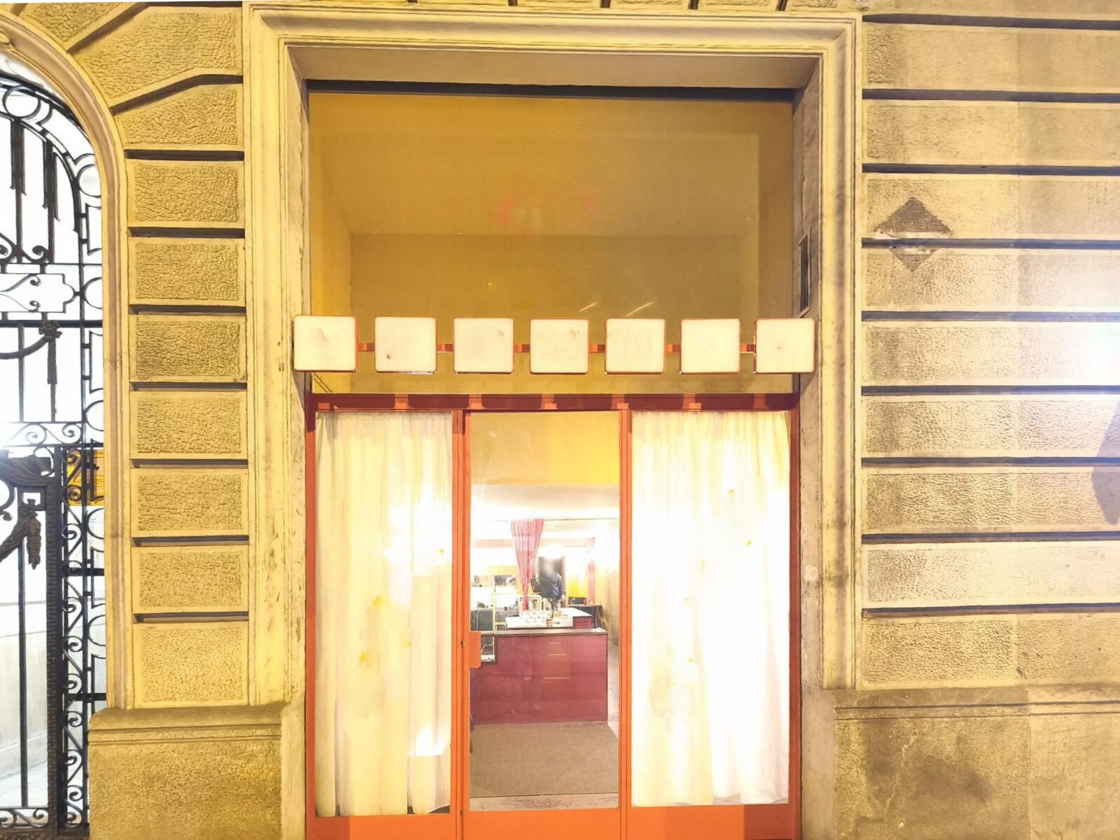 Retail in Barcelona, Barcelona to rent Primary Photo- Image 1 of 2