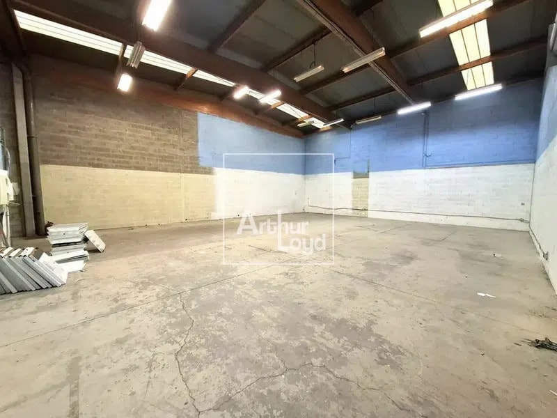 Light Industrial in Émerainville to rent Interior Photo- Image 1 of 13