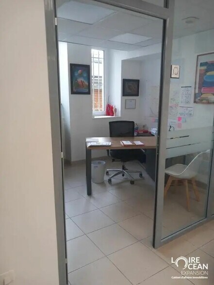 Retail in Nantes to rent - Interior Photo - Image 3 of 3