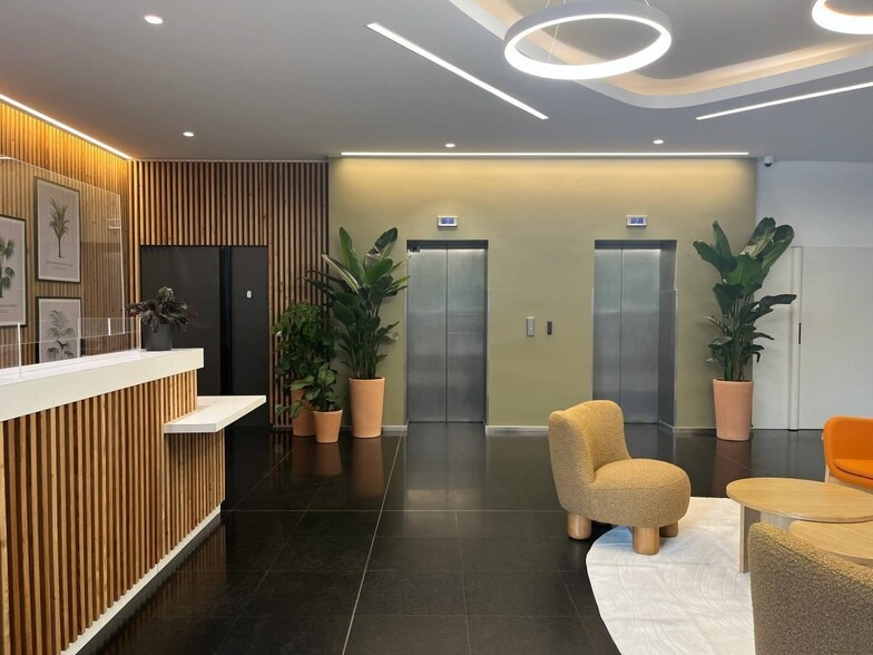Office in Suresnes to rent - Lobby - Image 2 of 3