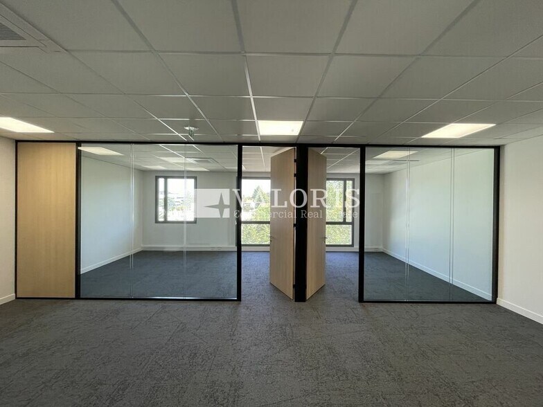 7 Rue Jean-Elysée Dupuy, Champagne-au-Mont-d'Or to rent - Interior Photo - Image 3 of 8