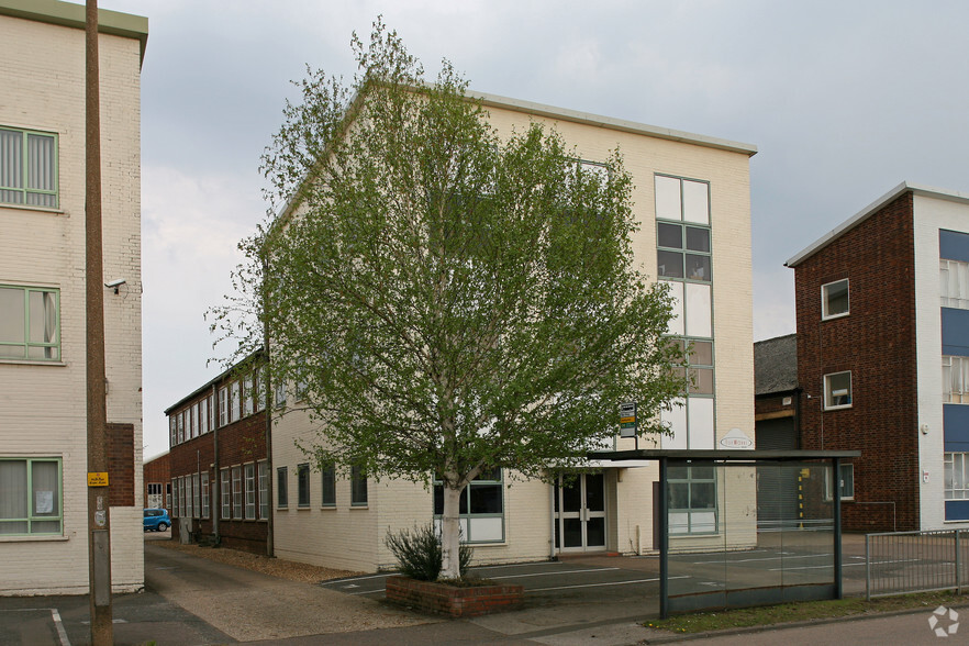 58-60 Wilbury Way, Hitchin for rent - Building Photo - Image 3 of 3