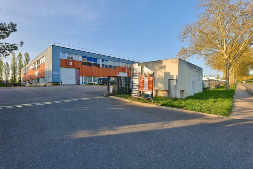 Industrial in Trappes to rent - Building Photo - Image 2 of 6