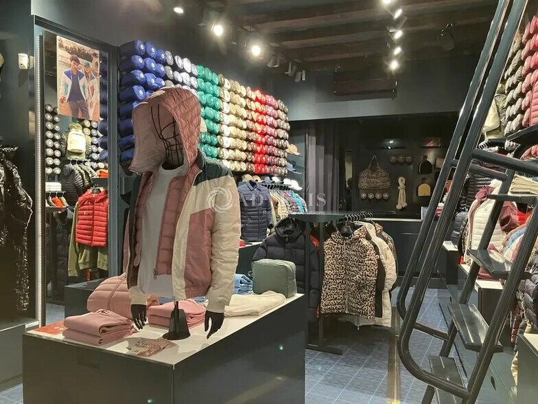 Retail in Bourges for sale - Interior Photo - Image 3 of 3