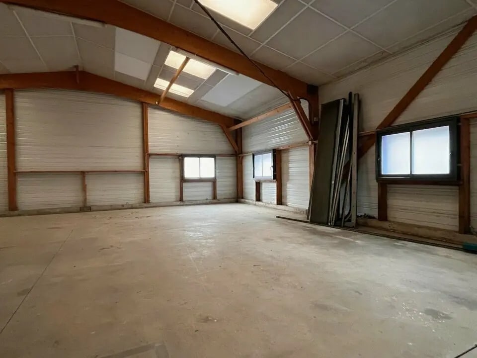 Location Local d'activités 180 m² - Photo 1