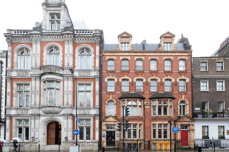 4 Bloomsbury Sq, London to rent - Interior Photo - Image 1 of 10