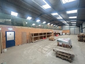 Camling, Thornhill to rent Interior Photo- Image 1 of 1