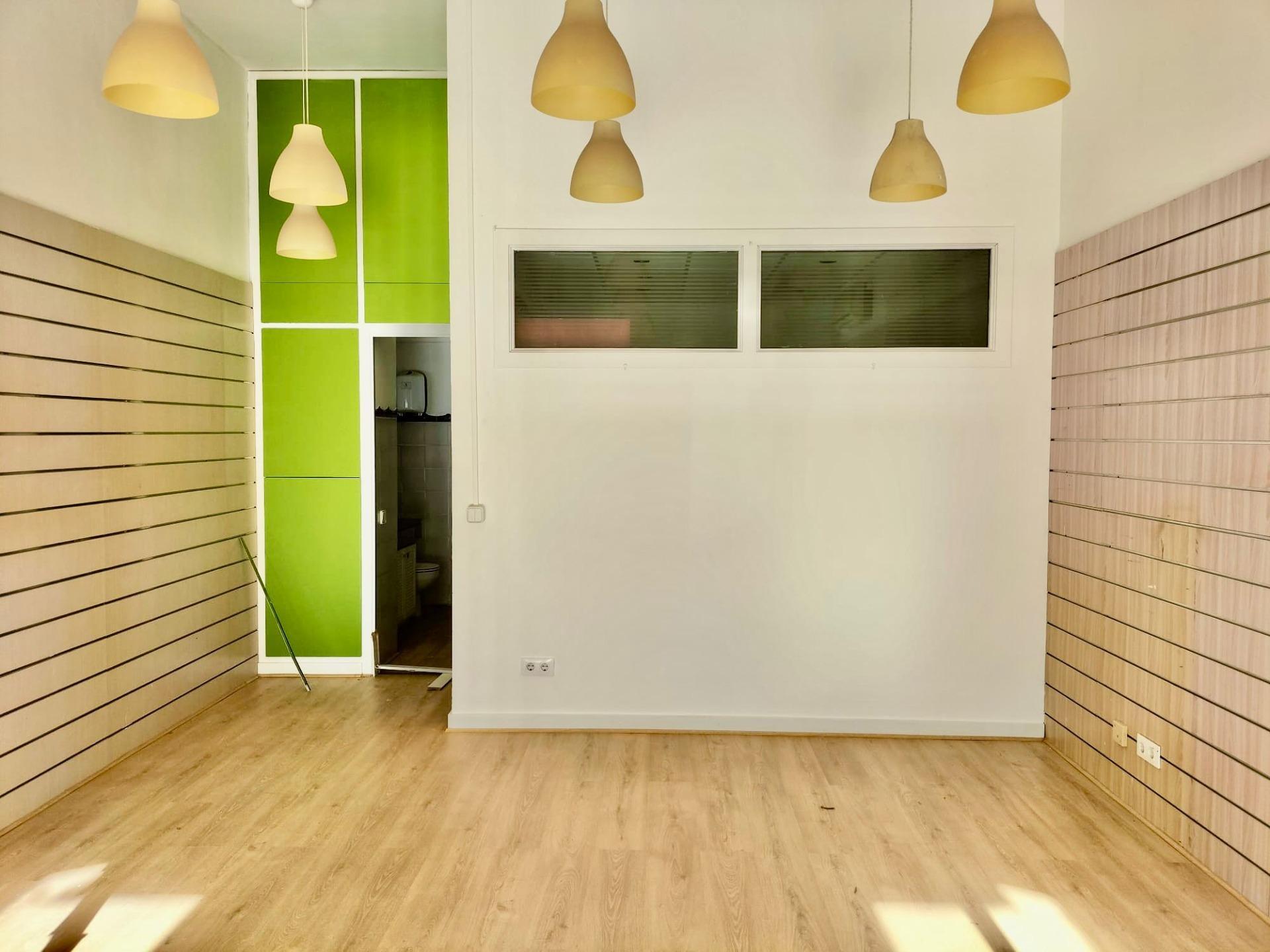 Retail in Sant Pere de Ribes, Barcelona to rent Interior Photo- Image 1 of 4