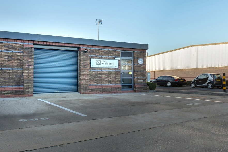 400 Montrose Ave, Slough to rent - Building Photo - Image 2 of 4