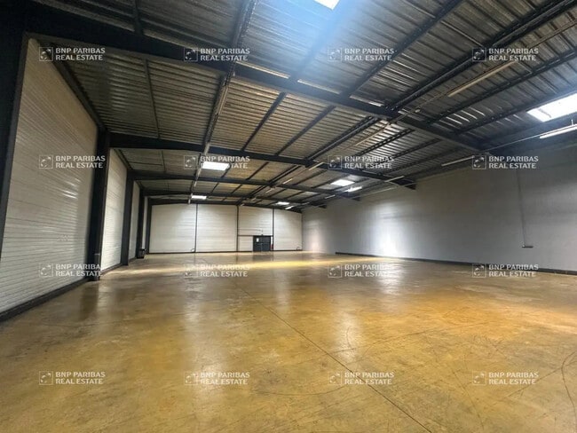 Location Local d'activités 743 m²