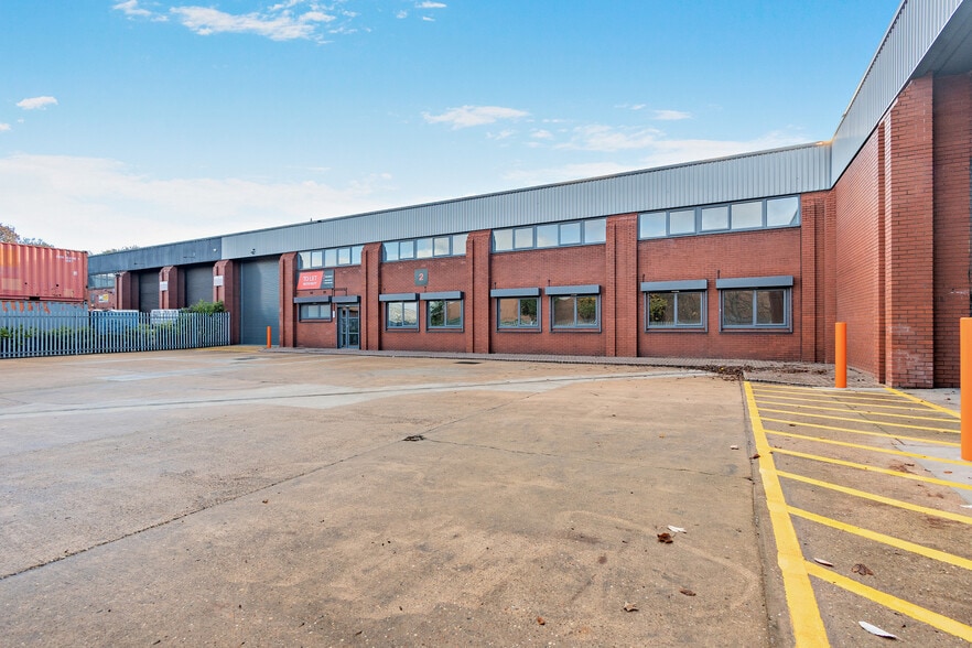 Parkside Ln, Leeds to rent - Building Photo - Image 3 of 4