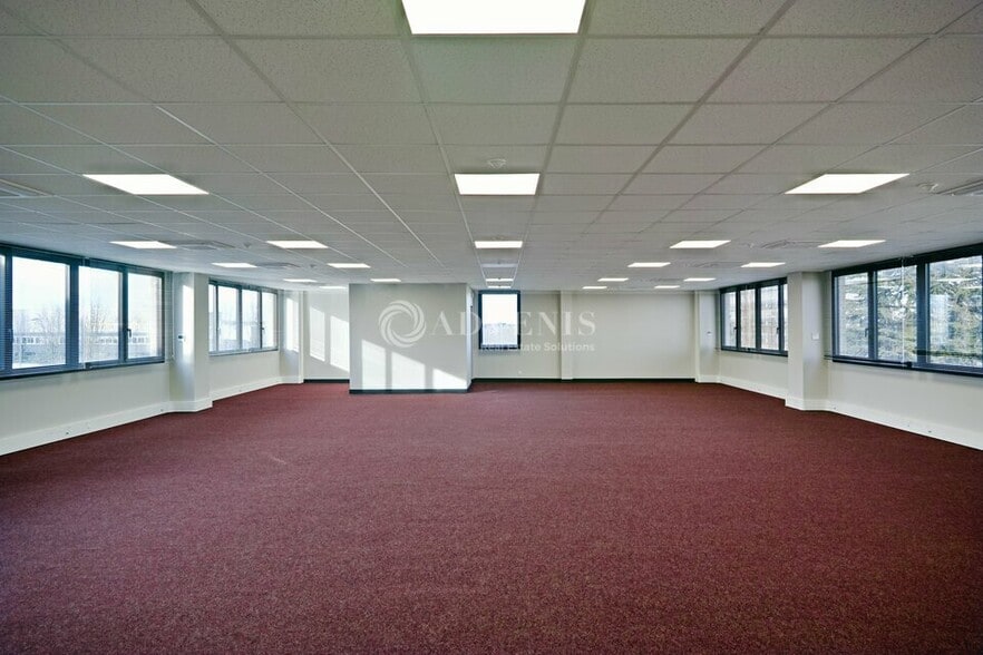 9 Chaussée Jules César, Osny to rent - Interior Photo - Image 3 of 4