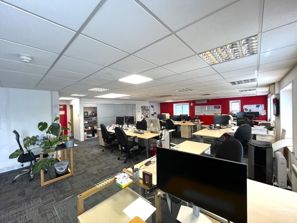 3 High St, Gerrards Cross, BKM SL9 9QE - Unit 1 - - Interior Photo - Image 1 of 4