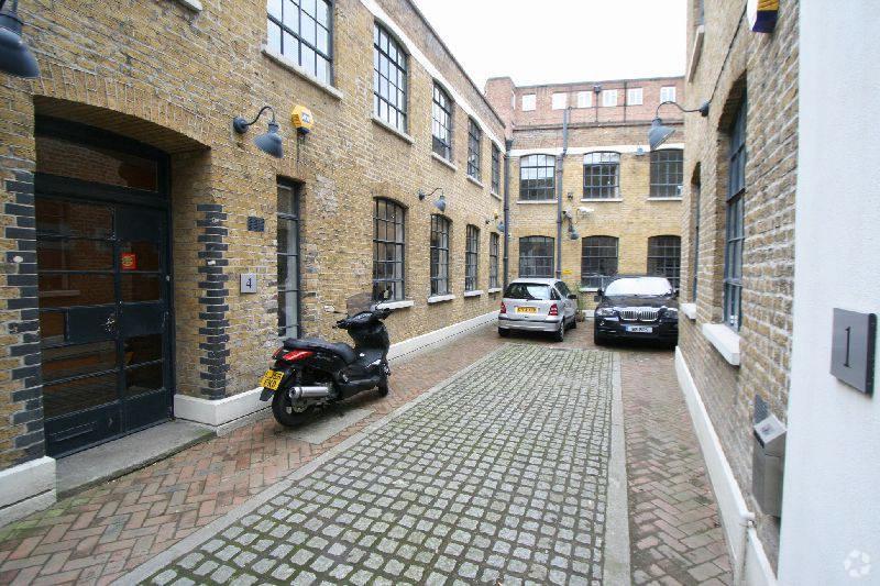Plantain Pl, London to rent - Building Photo - Image 3 of 11